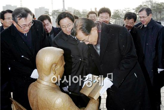 [포토]박준영 전남지사 , 김대중 전 대통령 광장  참배