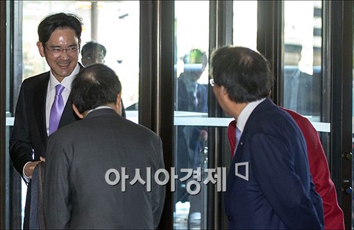 [포토]인사 나누는 이재용 부회장