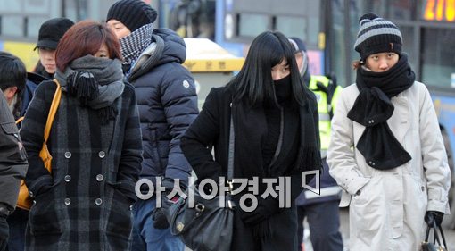 [포토]꼭꼭 숨어라 겨울바람에 감기들라