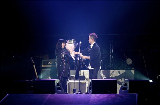 국카스텐 전규호, 콘서트 중 '깜짝 프러포즈'… "5월 18일 장가가요!"