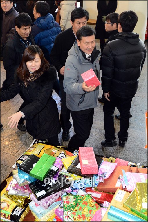 [포토]선물 전달하는 서초구청 직원들