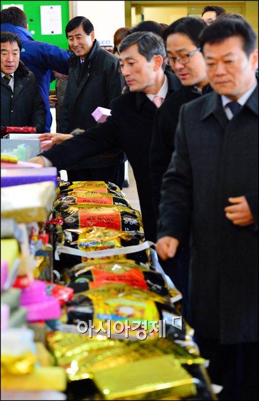 [포토]서초구청 직원들 따뜻한 마음 모아 이웃사랑 나눔 시무식