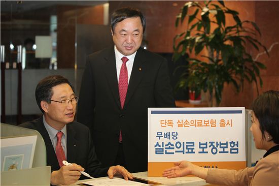 [포토]문재우 손보협회장, 단독실손보험 가입