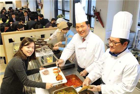 신한생명, 직원 대상 떡국 배식 행사