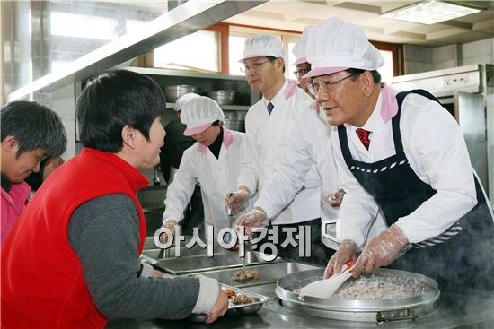 [포토]박준영 전남지사, 나눔 봉사활동 펼쳐 