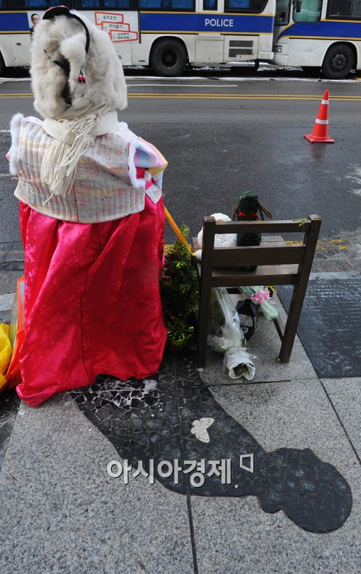 [포토]소녀상 마음 속 나비 한 마리 