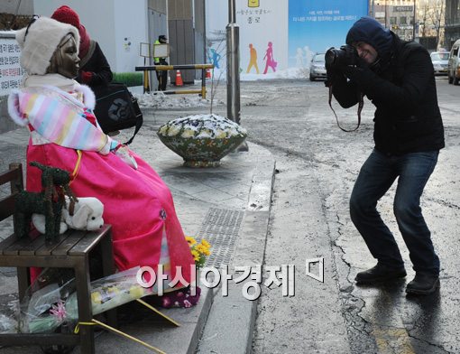 [포토]"소녀상의 아름다움을 담아요"