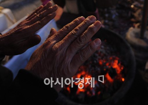 [포토]따뜻해지는 손 