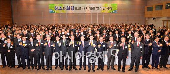 광주상공회의소(회장 박흥석)는 3일 오전 김대중컨벤션센터에서 2013년 신년인사회를 갖고  정치계, 행정계, 재계 인사 600여 명이 참석해 신년 덕담을 나누는 등 성황을 이뤘다. 

강운태 광주광역시장은 이날 행사에 참석 '시민 모두가 협력해 여러 어려움을 이겨내고 새로운 희망으로 2013년을 맞이하자'고 말했다.
