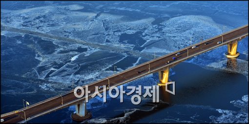 [포토]얼어붙은 한강 원효대교 일대