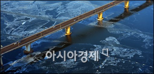 [포토]매서운 추위에 얼어붙은 한강