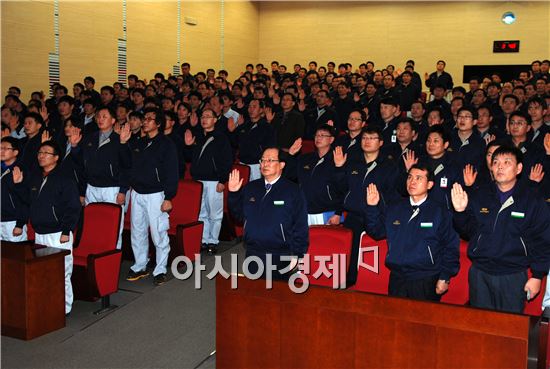 3일 기아차 광주공장 시무식에서 김종웅 공장장을 비롯한 임직원들이 2013년 광주공장 운영방침 준수를 결의하고 있다