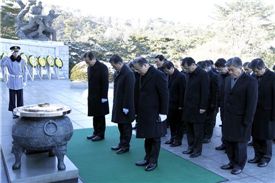 심경섭 ㈜한화 대표(사진 앞열 가운데)와 임직원들이 현충탑 앞에서 참배하고 있다.