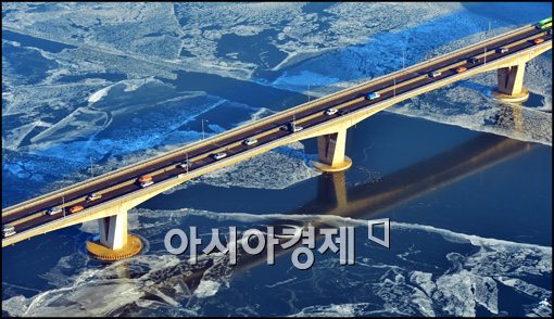 [포토]얼어붙은 한강 원효대교 일대