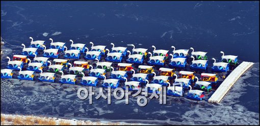 [포토]얼어붙은 한강, 멈춰 선 오리배
