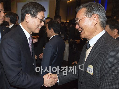[포토]중소기업인과 신년인사 나누는 김황식 총리