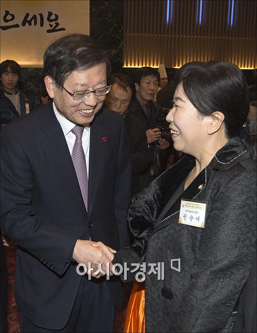 [포토]기업인과 신년인사 나누는 김황식 총리