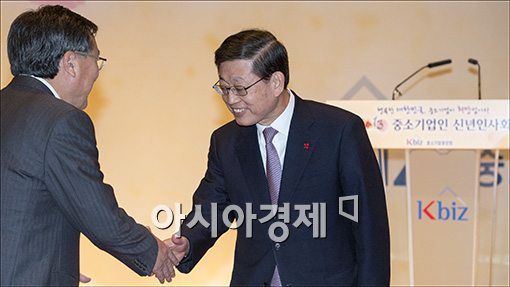[포토]신년 인사 나누는 김황식김기문