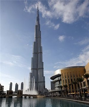 두바이 부르즈 칼리파 전경. 160층(828m)으로 세계 최고 높이를 자랑한다. 삼성물산이 시공해 2010년 1월에 완공됐다.