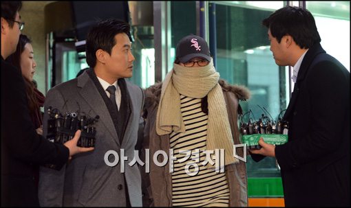 [포토]경찰서 들어서는 국정원 여직원