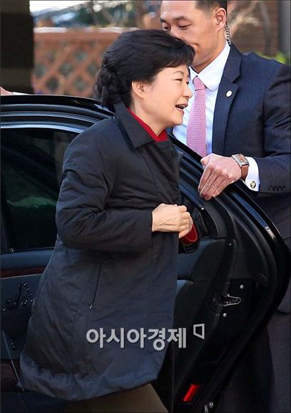 [포토]통의동 집무실 첫 출근하는 박근혜 당선인