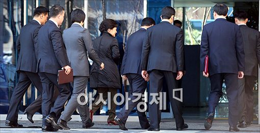 [포토]집무실 들어가는 박근혜 당선인