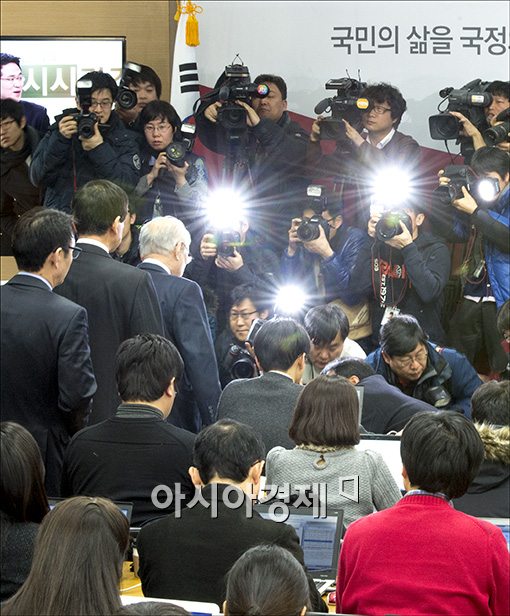 [포토]집중 조명 받는 김용준 인수위원장
