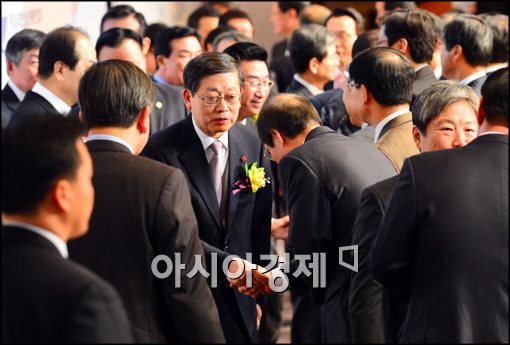 [포토]인사하는 김황식 총리