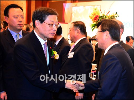 [포토]인사하는 김황식 국무총리