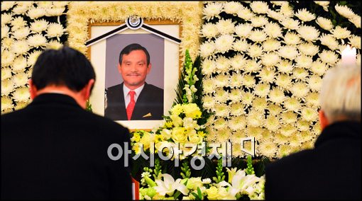 김태촌 장례식장 가보니…'경찰-조직원' 어색한 동거