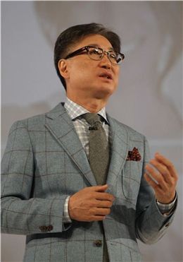 CES 2013 개막에 앞서 미국 라스베이거스에서 열린 삼성전자 프레스 컨퍼런스에서 삼성전자 CE부문 윤부근 사장이 '소비자에게 무한한 가능성을 제공한다'는 주제로 발표하고 있다.  

