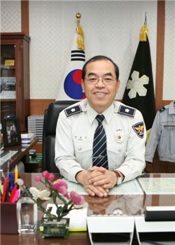 작가로 등단한 박화진 충북지방경찰청 차장