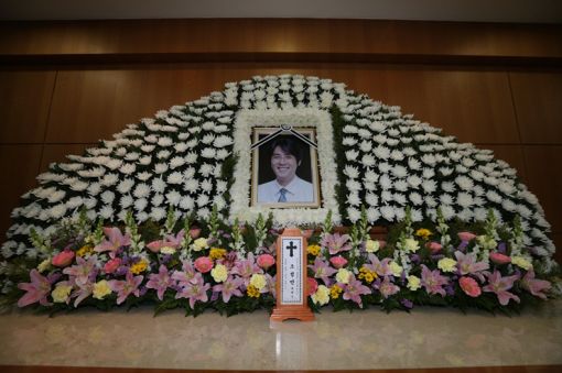 환희-준희 남매, 故 조성민 빈소 떠나 "어린 아이들이라…"