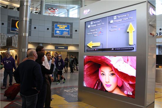 공항 이용객들이 LG전자가 지난 4일 미국 라스베이거스 맥캐런 국제공항에 설치한 84형 울트라HD 디지털 사이니지(상업용 디스플레이)를 살펴보고 있다. 