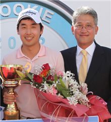  지난해 우승자 이정오가 신재호 클리브랜드골프 사장과 기념촬영을 하고 있다.