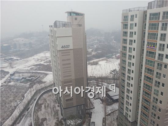 남양주시 별내동 '별내한화꿈에그린더스타' 단지 내부에서 바라본 모습. 왼쪽 길 건너는 구리시, 오른쪽 건너편은 서울시 노원구다.