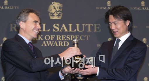 [포토]홍명보, '마크 오브 리스펙트' 수상자 선정