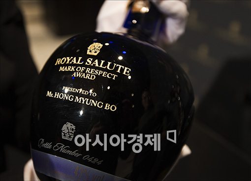 [포토]'홍명보 이름 새겨진 로얄 살루트'