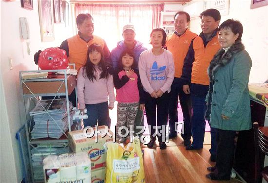 여수 한화케미칼 사회공헌팀, 둔덕동 돼지저금통 선행 자매 지속 후원