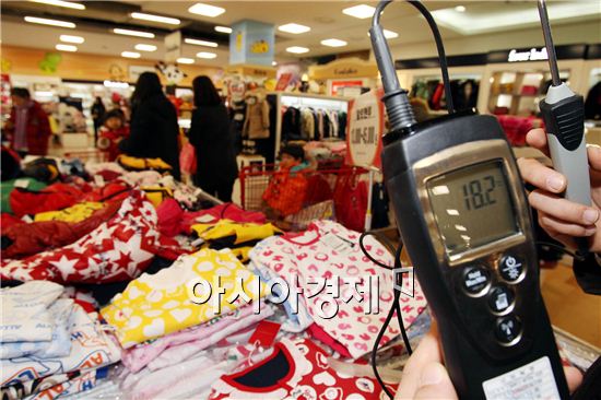 [포토]대형마트 에너지사용제한조치 점검 