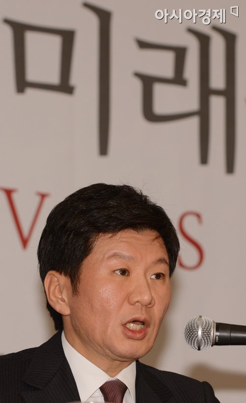 [포토] 취재진 질문에 답하는 정몽규 후보