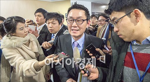 [포토]기자들에게 둘려 쌓인 윤창중 대변인