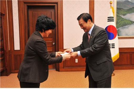 姜의장, 韓赤에 적십자특별회비 전달