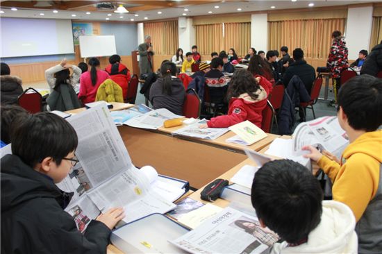 아시아경제신문 주최 '과학영재진로캠프'에서 본사 왕성상 본부장이 '인터뷰 하는 법'에 대한 특강을 하고 있다.
