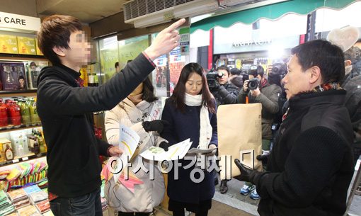 [포토]개문난방 단속에 나선 공무원들 