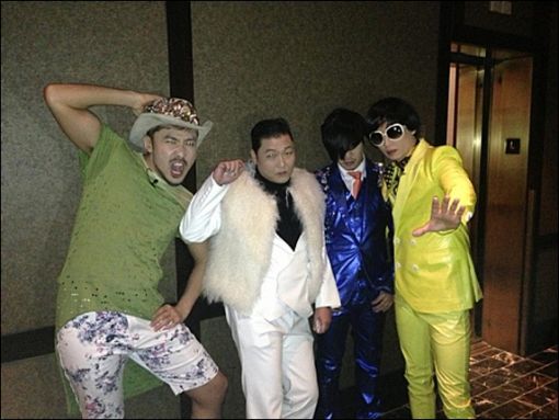 싸이 美 공연 인증샷…"전세계 휩쓴 강남스타일 주인공들"