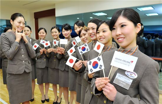 일본 여성 관광객들이 7일 서울 강서구 오쇠동 아시아나항공 교육훈련동에서 아시아나항공 서비스교관의 지도 하에 자연스러운 미소짓기 연습을 하고 있다.