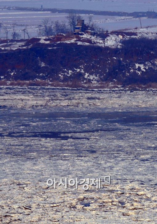 [포토]한산한 북한군 초소, 임진강은 유빙들로