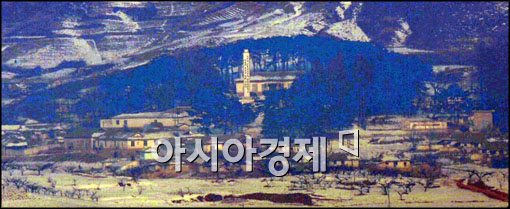 [포토]한산한 모습 보이는 북한 마을