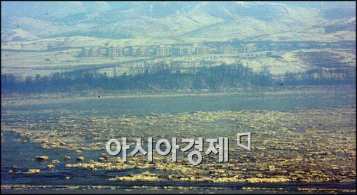 [포토]조용한 북한, 유빙은 가득